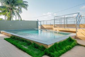 a swimming pool on top of a building at Qavi - Flat Vista Mar de Pirangi #Living14 in Pirangi do Norte