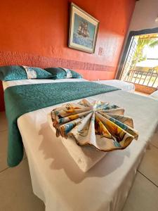 una camera con due letti con una coperta sopra di Vale Verde Coroa Vermelha a Santa Cruz Cabrália Altre 19 foto