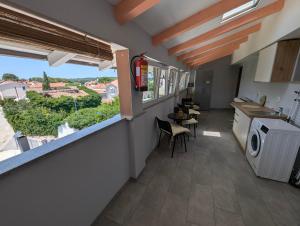 Una cocina y comedor con vista en Marina Vista, en Pomer