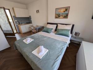 Un dormitorio con una cama grande con dos toallas encima. en Marina Vista, en Pomer