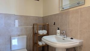 ein Badezimmer mit Waschbecken und Toilette in der Unterkunft LOS ALTOS sea view apartment in Finestrat + 10 Fotos