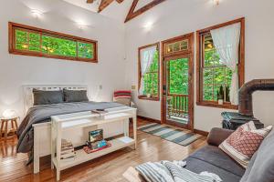 Χώρος καθιστικού στο Smokey Mountain Getaway