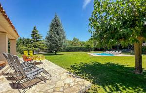 サン・カナにあるLovely Home In St Cannatのパティオ(椅子、テーブル、プール付)