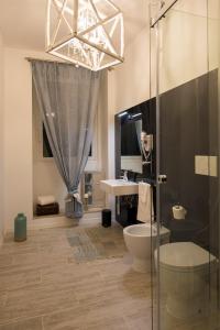 un bagno con doccia, WC e lavandino di So&Leo Guest House a Genova Altre 37 foto