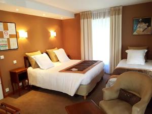 Postel nebo postele na pokoji v ubytování Brit Hotel Essentiel Pontivy Robic