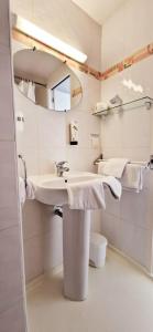 Koupelna v ubytování Brit Hotel Essentiel Pontivy Robic