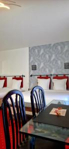 Postel nebo postele na pokoji v ubytování Brit Hotel Essentiel Pontivy Robic