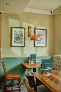 柯比斯蒂芬The Pennine Inn的有一张桌子和一把椅子的餐厅 更多25张照片