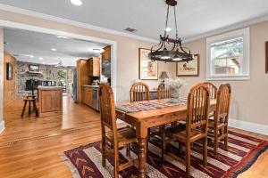 une cuisine et une salle à manger avec une table et des chaises en bois dans l'établissement A Secret TX Hideaway, Hot Tub, Firepit, Sleeps 6, à Fredericksburg