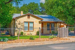 une petite maison avec une clôture devant dans l'établissement A Secret TX Hideaway, Hot Tub, Firepit, Sleeps 6, à Fredericksburg