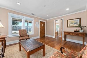 un salon avec un canapé et une table dans l'établissement A Secret TX Hideaway, Hot Tub, Firepit, Sleeps 6, à Fredericksburg 40 autres photos