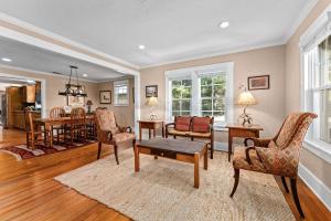 Et opholdsområde på A Secret TX Hideaway, Hot Tub, Firepit, Sleeps 6 + 40 billeder