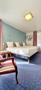 Postel nebo postele na pokoji v ubytování Brit Hotel Essentiel Pontivy Robic