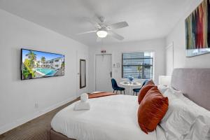 Un dormitorio con una cama y un televisor en la pared. en Waves On Desoto Rental Unit With Pool, en Hollywood 122 fotos más