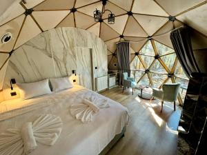 a bedroom with a large bed in a yurt at Mas Kazdağı Glamping in Edremit
