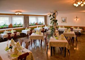 Restoran või mõni muu söögikoht majutusasutuses Hotel Bad Winkel +22 fotot