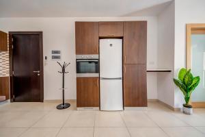 Una cocina o zona de cocina en Modern 2BR Apt with Balconies in St Julians, Paceville - APT 5 by Vaganza
