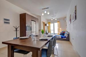 Un comedor y una cocina con mesa y sillas. en Modern 2BR Apt with Balconies in St Julians, Paceville - APT 5 by Vaganza, en San Julián