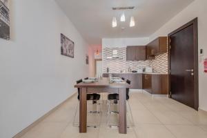 Una cocina o zona de cocina en Modern 2BR Apt with Balconies in St Julians, Paceville - APT 5 by Vaganza