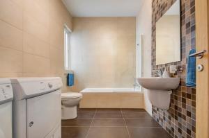 Un baño de Modern 2BR Apt with Balconies in St Julians, Paceville - APT 5 by Vaganza