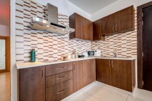 Una cocina o zona de cocina en Modern 2BR Apt with Balconies in St Julians, Paceville - APT 5 by Vaganza