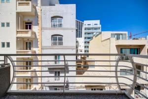 Un balcón o terraza de Modern 2BR Apt with Balconies in St Julians, Paceville - APT 5 by Vaganza