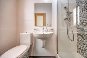 Un baño de Modern 2BR Apt with Balconies in St Julians, Paceville - APT 5 by Vaganza