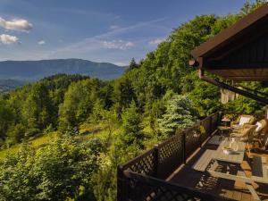 a balcony with a view of the mountains at Alemiło - uroczy dom z balią i widokiem na Babią Górę in Zawoja