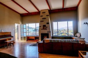 温特和克Kuiseb High Five的带沙发和钢琴的客厅