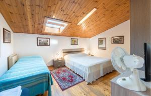 a bedroom with two beds and a vaulted ceiling at Casa Lucia in Villadose