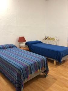 Dos camas una al lado de la otra en un dormitorio. en Hakuna Matata Holidays, en Huelva