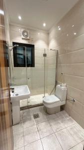 Koupelna v ubytování Buyot Malath Serviced Apartment - شقق بيوت ملاذ للشقق المخدومة