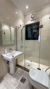 Koupelna v ubytování Buyot Malath Serviced Apartment - شقق بيوت ملاذ للشقق المخدومة + 33 fotografií