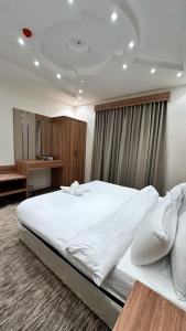 Postel nebo postele na pokoji v ubytování Buyot Malath Serviced Apartment - شقق بيوت ملاذ للشقق المخدومة