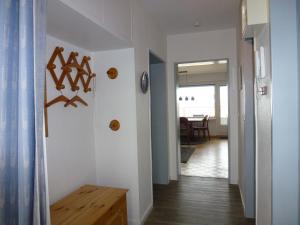 un corridoio con una parete bianca con accenti in legno di Atlantischer Hof 29, Königstraße a Wyk auf Föhr