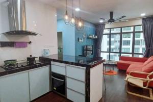 Il comprend une cuisine et un salon avec un canapé rouge. dans l'établissement HOME SWEET HOME ARC AUSTIN HILLS 4-6pax, à Johor Bahru