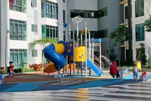 une aire de jeux devant un bâtiment avec des enfants qui jouent dans l'établissement HOME SWEET HOME ARC AUSTIN HILLS 4-6pax, à Johor Bahru
