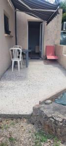 Budova, kde se apartmán nachází + 3 fotografie