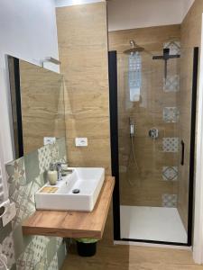 a bathroom with a sink and a shower at La casa nel verde in Recanati
