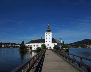 un edificio su un ponte sopra un corpo d'acqua di Ferienhaus Strassgartl a Pinsdorf