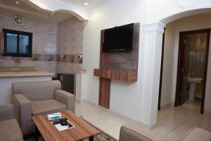 TV a/nebo společenská místnost v ubytování Buyot Malath Serviced Apartment - شقق بيوت ملاذ للشقق المخدومة
