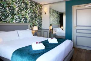 Postel nebo postele na pokoji v ubytování Hôtel Villa-Lamartine + 37 fotografií