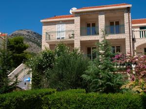 a house with a mountain in the background at Villa Jasmin in Bol