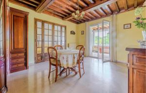 ein Esszimmer mit Tisch und Stühlen in der Unterkunft Cozy Home In Aubarne Santanastasie in Sainte Anastasie - Aubarne