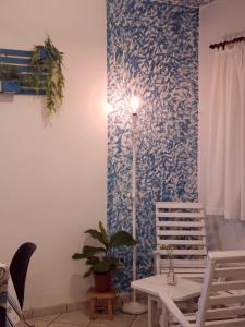 a room with a blue and white wall with a lamp at La Linda Playa in Guaratuba