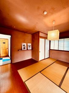 a room with wooden floors and a ceiling at アリビオ 南熱海 in Nakano +15 photos
