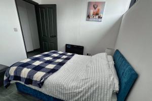 Postel nebo postele na pokoji v ubytování Newton's Suite
