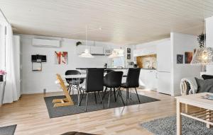 Posezení v ubytování 3 Bedroom Cozy Home In Ulfborg