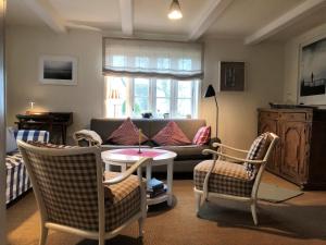 a living room with a couch and two chairs and a table at Midlum- Finnegan, EG in Midlum