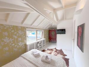 阿姆斯特丹Bed and breakfast private accommodation at Amsterdam Houseboat的房间里有一张大床的卧室
